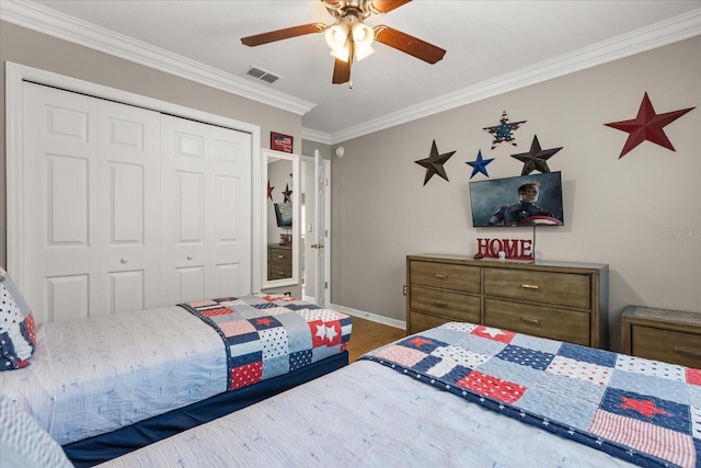 8522 Blue Horizon Ct, Kissimmee, FL 34747 - bedroom featuring crown molding, a closet, wood finished floors, baseboards, and a ceiling fan