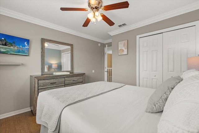 8522 Blue Horizon Ct, Kissimmee, FL 34747 - bedroom featuring baseboards, ornamental molding, wood finished floors, a closet, and a ceiling fan