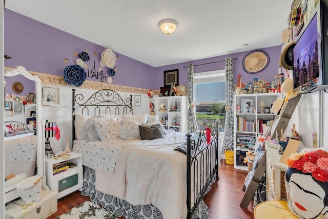 13480 Applerose Ln Unit 19, Orlando, FL 32824 - bedroom featuring wood finished floors and a textured ceiling