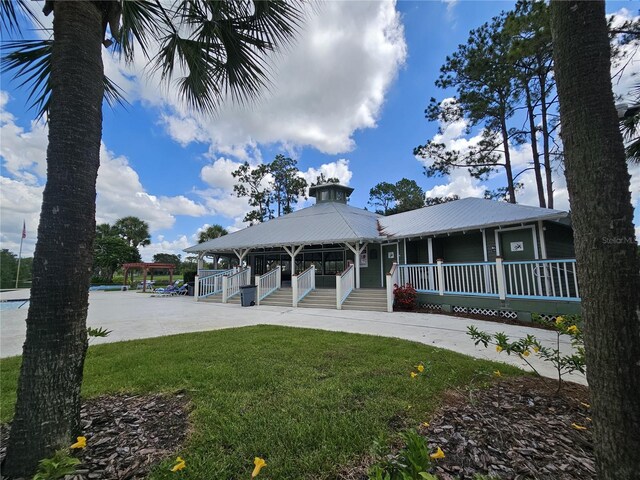 view of front of house with covered porch and a front lawn