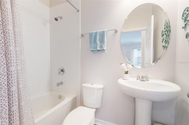 595 American Holly Pl, Oviedo, FL 32765 - bathroom featuring toilet and shower / bath combo