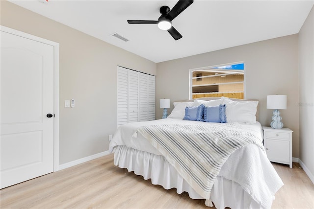 bedroom with light wood finished floors, baseboards, and ceiling fan
