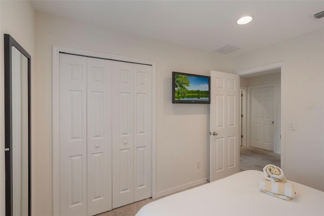 bedroom featuring recessed lighting and a closet