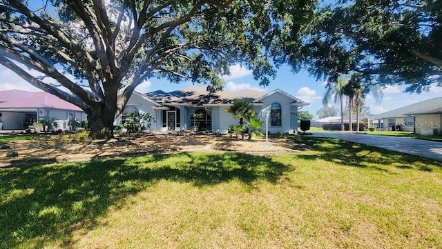 view of front of property featuring a front yard