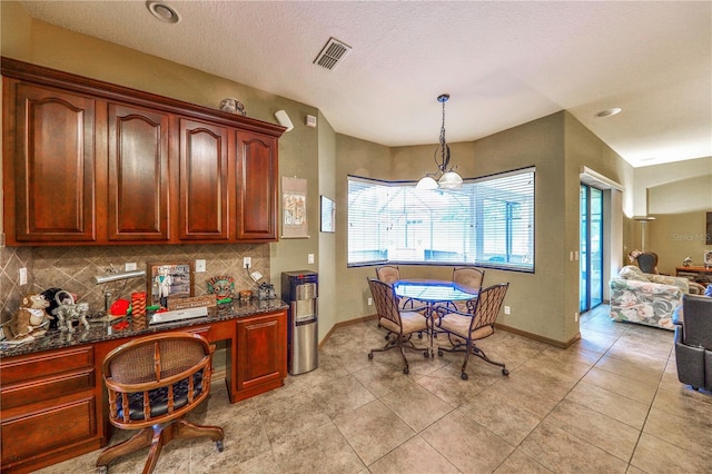 2921 Falconhill Dr, Apopka, FL 32712 - kitchen with tasteful backsplash, baseboards, decorative light fixtures, and recessed lighting