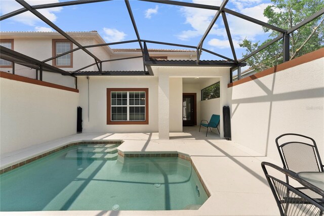1596 Moon Valley Dr, Davenport, FL 33896 - swimming pool featuring a patio and glass enclosure