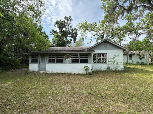 5490 NW 191st St, Reddick, FL 32686 - back of house featuring concrete block siding and a yard
