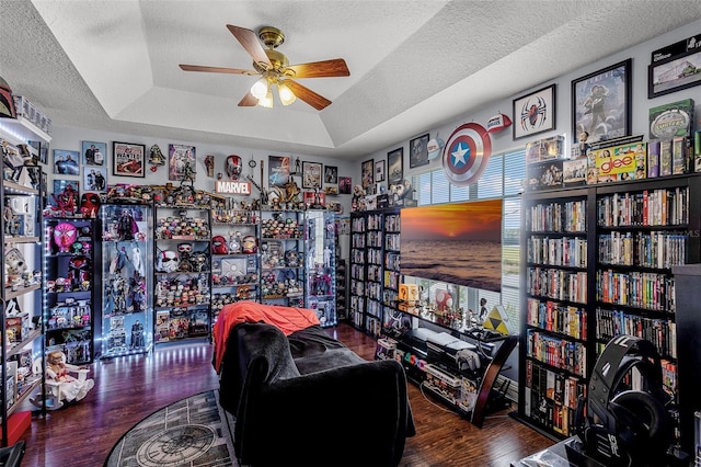 425 Eagle Ridge Dr Unit 425, Davenport, FL 33837 - sitting room featuring ceiling fan, wood finished floors, a raised ceiling, and a textured ceiling
