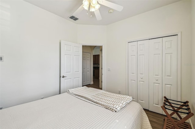 14003 Sobrado Dr, Orlando, FL 32837 - bedroom with dark wood-style flooring, a closet, and a ceiling fan
