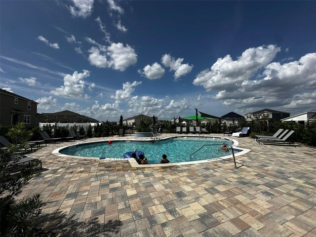 1141 Lakeshore Breeze Pl, Kissimmee, FL 34747 - community pool with a patio area