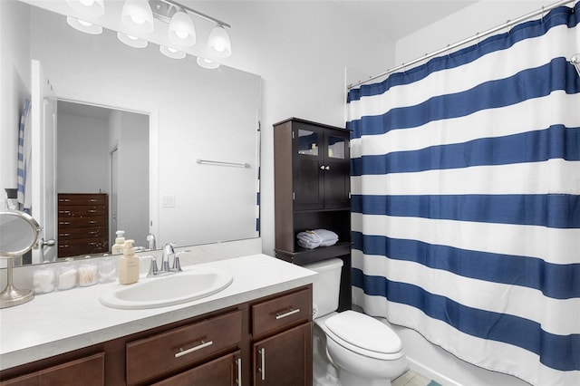 full bath with toilet, a shower with shower curtain, and vanity