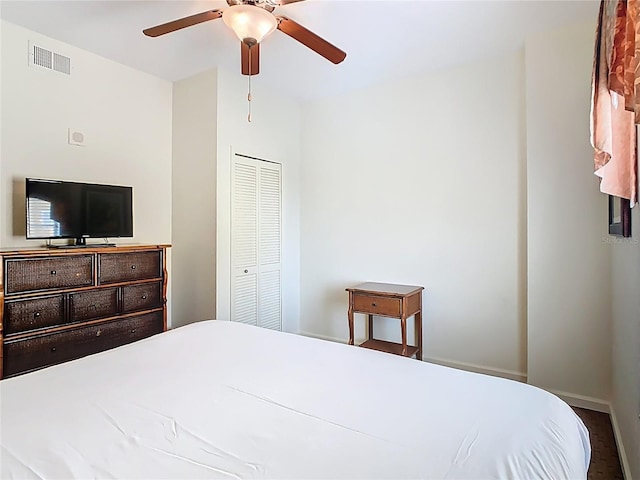 8101 Resort Village Dr, Orlando, FL 32821 - bedroom featuring baseboards, ceiling fan, and a closet