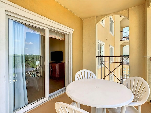 8101 Resort Village Dr, Orlando, FL 32821 - balcony with outdoor dining space