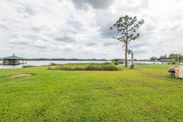 view of grassy yard featuring a water view