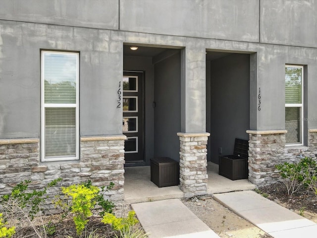 1632 Tropical Palms Cir, Kissimmee, FL 34747 - property entrance featuring stone siding
