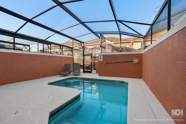 8941 Bismarck Palm Rd, Kissimmee, FL 34747 - swimming pool with a patio area and glass enclosure