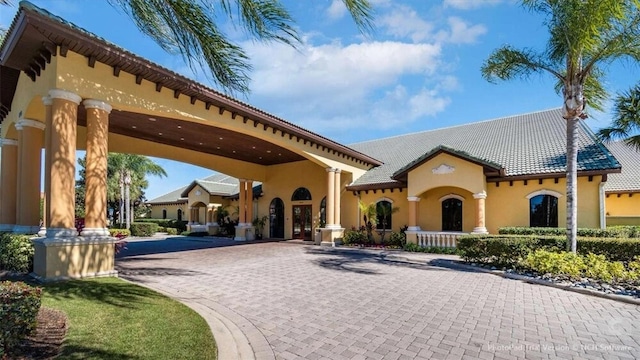 8941 Bismarck Palm Rd, Kissimmee, FL 34747 - view of front facade with stucco siding, a tile roof, and curved driveway