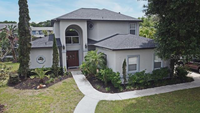 view of front of property featuring stucco siding and a front yard