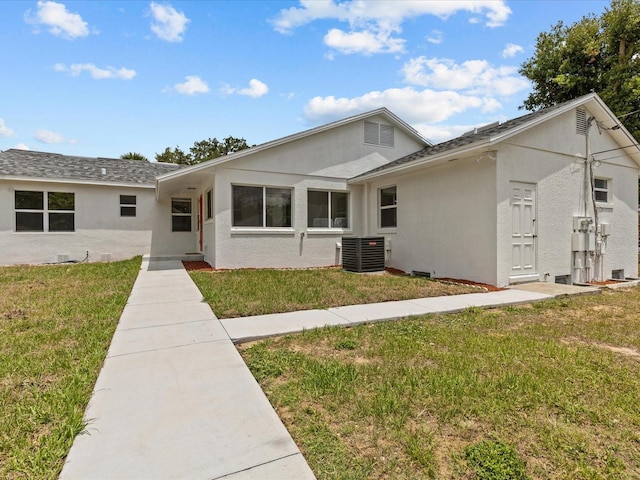 view of front facade featuring stucco siding and a front lawn