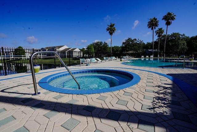 2208 Antigua Pl Unit 932, Kissimmee, FL 34741 - community pool with a hot tub, fence, and a patio area