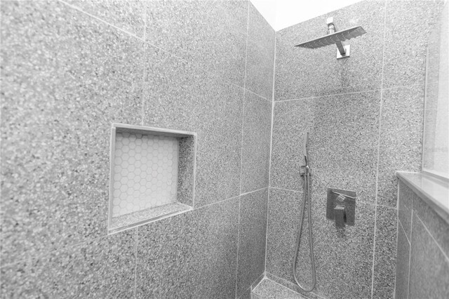 6728 Duncaster St, Windermere, FL 34786 - full bath featuring tiled shower