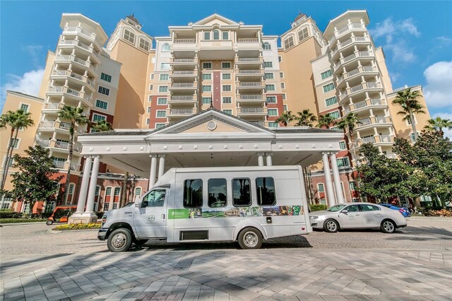 view of apartment building / complex