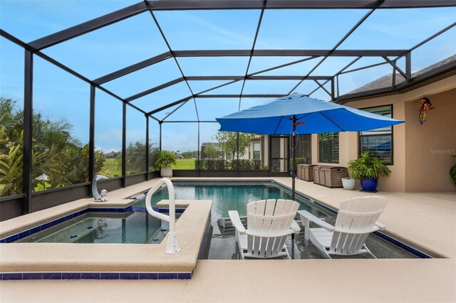 636 San Augusto Dr, Kissimmee, FL 34759 - outdoor pool with an in-ground hot tub, a patio, and a lanai