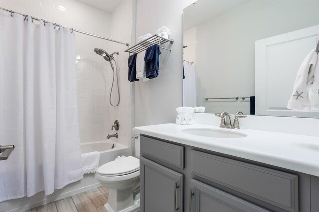 636 San Augusto Dr, Kissimmee, FL 34759 - bathroom featuring vanity, shower / bath combo, toilet, and wood finished floors