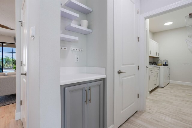 636 San Augusto Dr, Kissimmee, FL 34759 - bar with washer and dryer, light wood finished floors, and baseboards