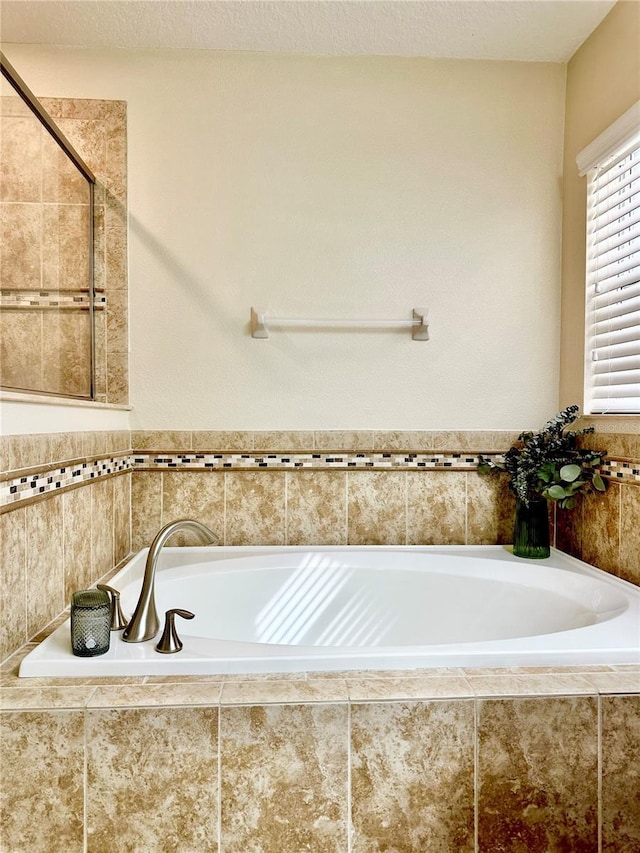 1474 Lakeside Ave, Davenport, FL 33837 - full bath with a garden tub