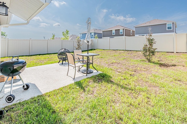 view of yard featuring a patio area