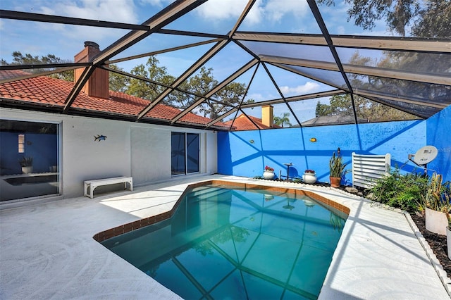 5039 Jamaica Cir Unit 10, Orlando, FL 32808 - swimming pool featuring a patio and a lanai