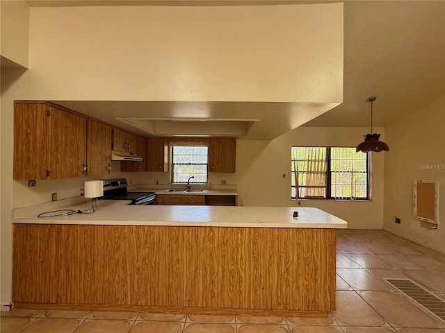 kitchen featuring electric stove, under cabinet range hood, a peninsula, and light countertops