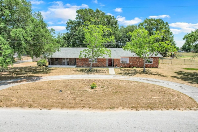 106 8th St, Lake Hamilton, FL 33851 - ranch-style house featuring curved driveway, brick siding, and a front yard