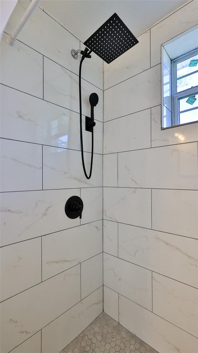 326 Hobart Ave, Daytona Beach, FL 32114 - bathroom with tiled shower