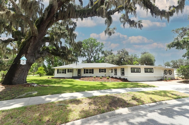 656 Lake Charm Dr, Oviedo, FL 32765 - ranch-style house with a front lawn