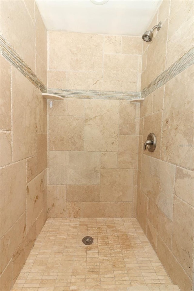 656 Lake Charm Dr, Oviedo, FL 32765 - full bathroom featuring tiled shower