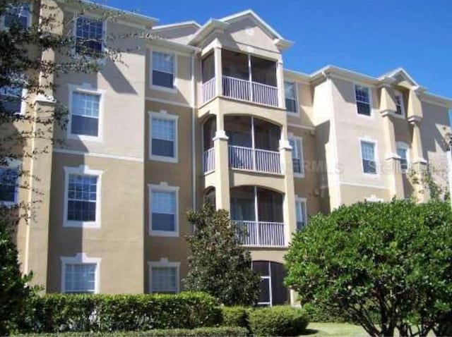 view of apartment building / complex