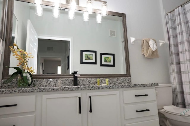 full bath with vanity, toilet, and curtained shower