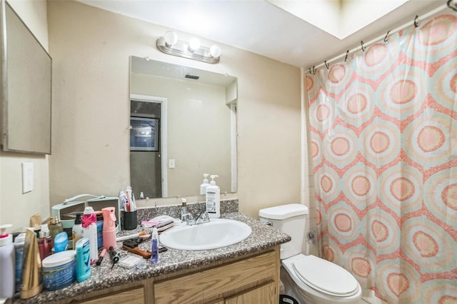 3711 Shady Grove Cir, Orlando, FL 32810 - full bath with toilet, a shower with shower curtain, and vanity