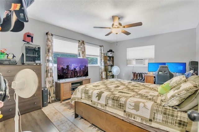 300 Hickory Ct, Apopka, FL 32712 - bedroom with light wood-type flooring, cooling unit, and ceiling fan