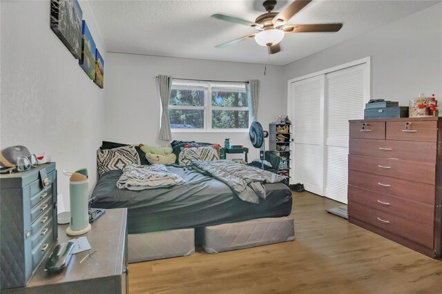 300 Hickory Ct, Apopka, FL 32712 - bedroom featuring light wood finished floors, a closet, ceiling fan, and a textured ceiling