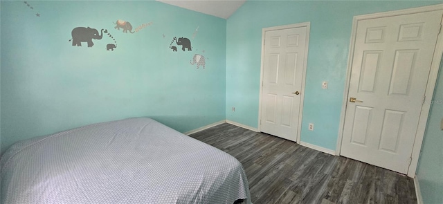 8612 Valley Ridge Ct, Orlando, FL 32818 - bedroom featuring wood finished floors, baseboards, and vaulted ceiling