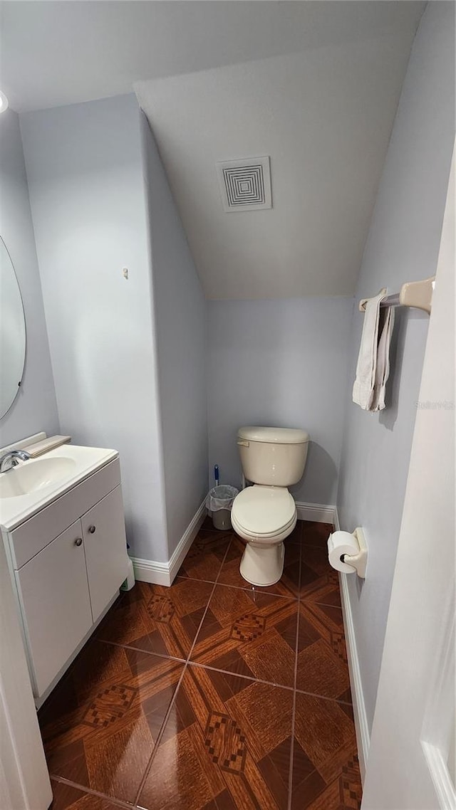 2157 Island Walk Dr, Orlando, FL 32824 - half bath featuring toilet, vanity, vaulted ceiling, and baseboards