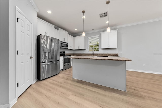 15862 Citrus Grove Loop, Winter Garden, FL 34787 - kitchen with stainless steel appliances, ornamental molding, light wood finished floors, white cabinets, and a sink