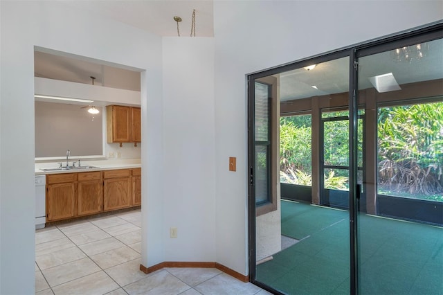 entryway featuring a sink, light tile patterned floors, and ceiling fan