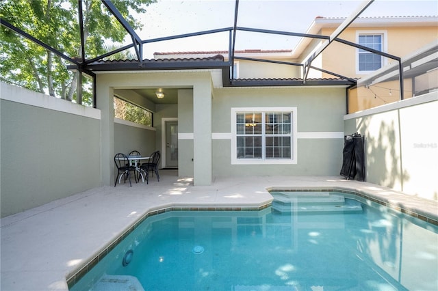 8919 Bismarck Palm Rd, Kissimmee, FL 34747 - swimming pool featuring a patio area and glass enclosure