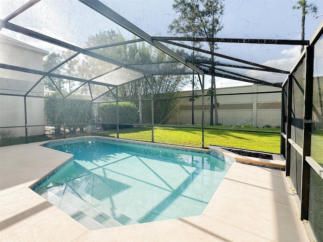5007 Bellthorn Dr, Orlando, FL 32837 - view of swimming pool featuring a lanai, a yard, a patio area, and a pool with connected hot tub