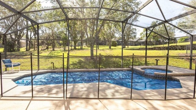 2805 Lido Key Ct, Kissimmee, FL 34747 - view of pool with a lawn, a pool with connected hot tub, and glass enclosure