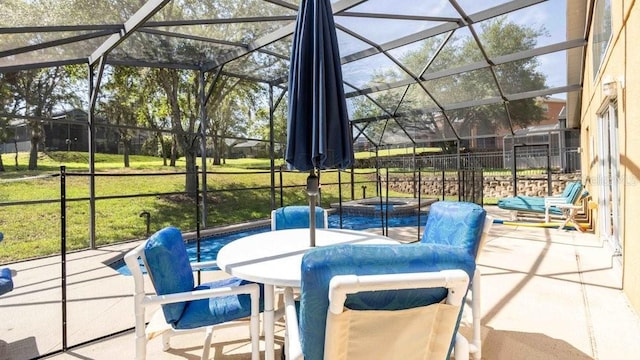 2805 Lido Key Ct, Kissimmee, FL 34747 - view of patio / terrace with glass enclosure and a pool with connected hot tub